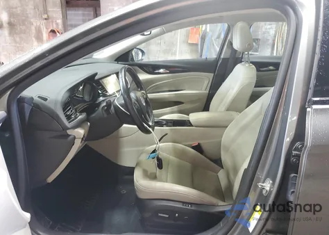 2018 Buick Regal Tourx Essence z USA, uszkodzony, nr VIN W04GV8SX4J1176368